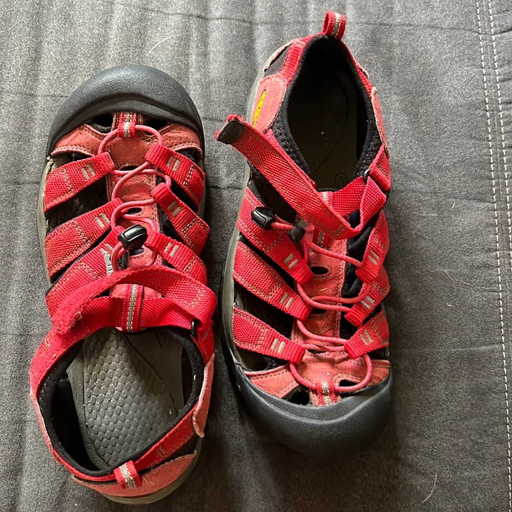 Young Men’s Keen sandals size 7 smoke free home